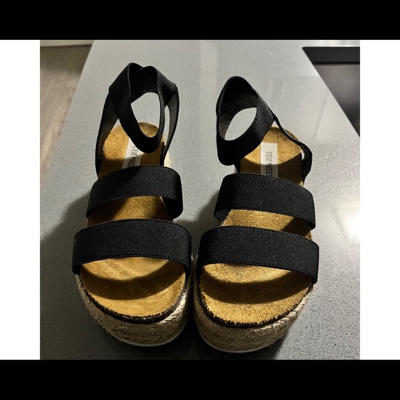 Steve Madden Kimmie Black Sandals.  Size 6 - Picture 4 of 11